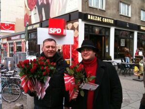 Ralf Wedler (Abt. 12, l) und Abteilungsvorsitzender Markus Roick (r.) beim verteilen