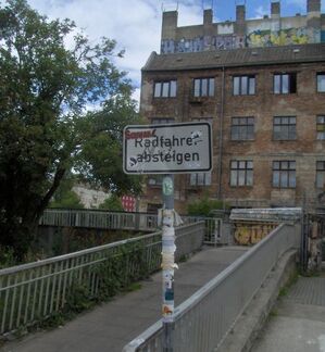 Seit dem Aufstellen des Schildes ist nicht viel passiert an der Brücke