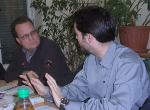 Vorstandsmitglied Falk Bömeke (r.) diskutiert mit Jens-Peter Franke (l.)