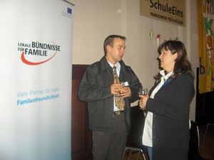 Martina Krahl und Daniel Moll in eine Diskussion vertieft