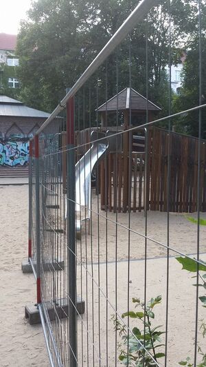 Gesperrt, jetzt abgeräumt: der Spielplatz am Arnimplatz