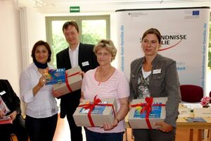 Übergabe der Familienwegweisers (© Martina Krahl)