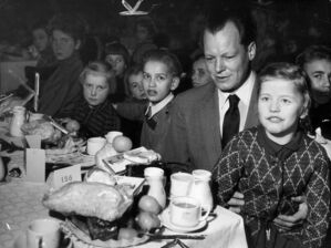 Willy Brandt 1955 auf einer Weihnachtsfeier der SPD Prenzlauer Berg. (c) AdSD